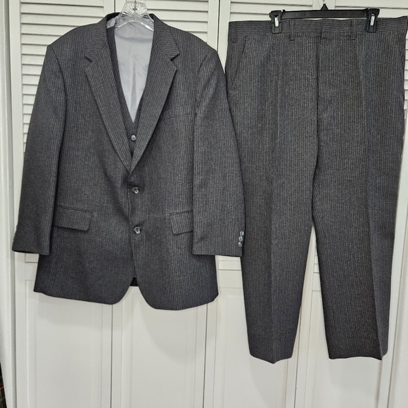 Haggar Grey and blue 3 piece pinstripe Suit jacket, vest, pants - Picture 1 of 16